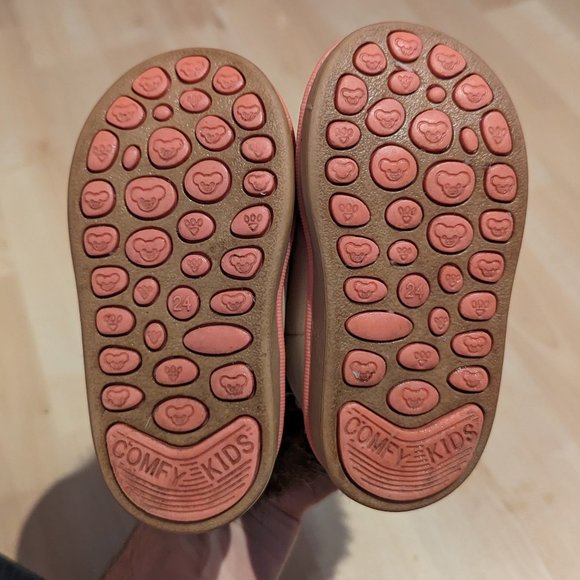 Comfy Kids Yellow Pearly Fur Boots - Infant Girl Size 7, Like New with Velcro - Picture 5 of 5